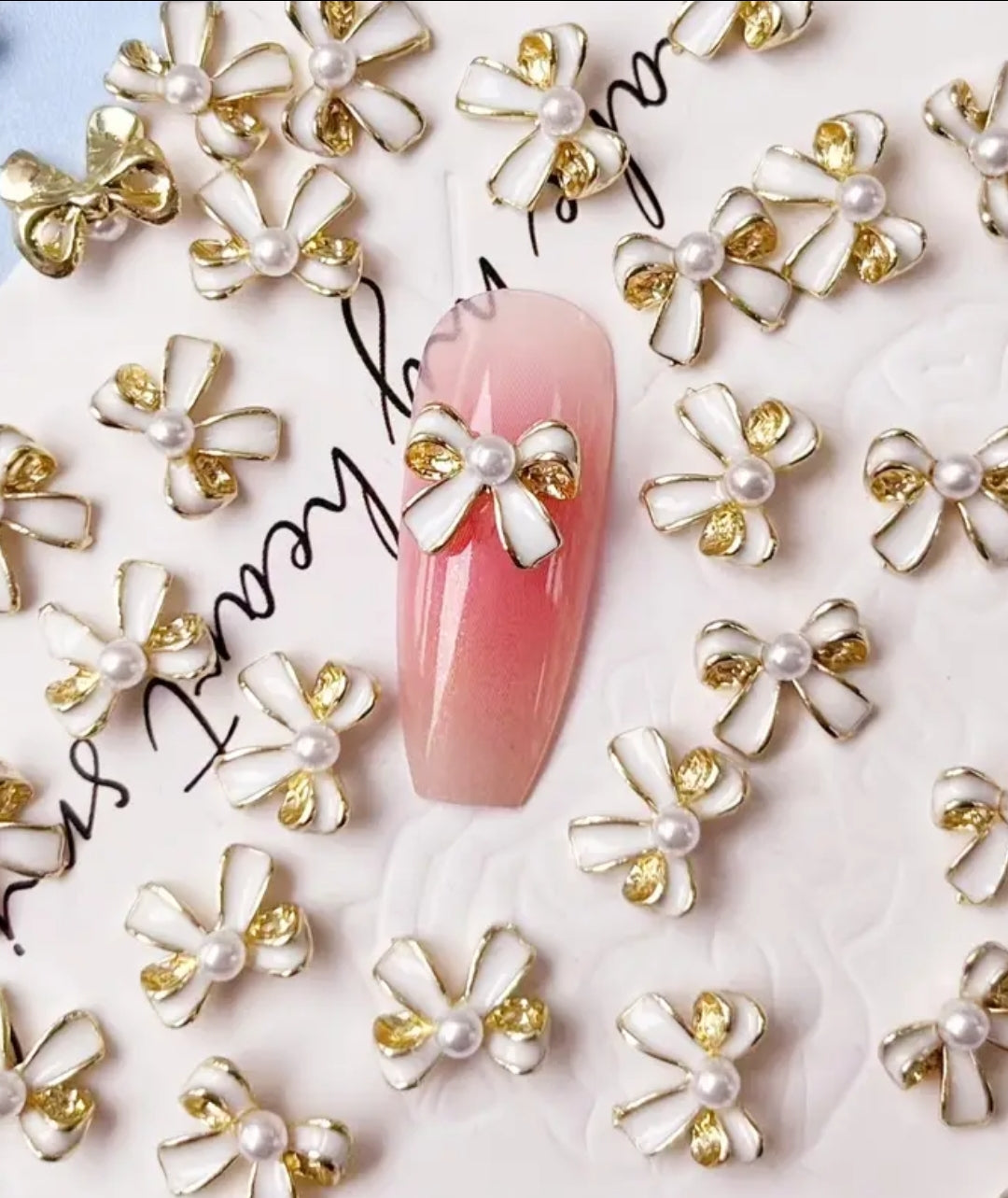 Charms Ongles : Noeuds Blancs Dorés