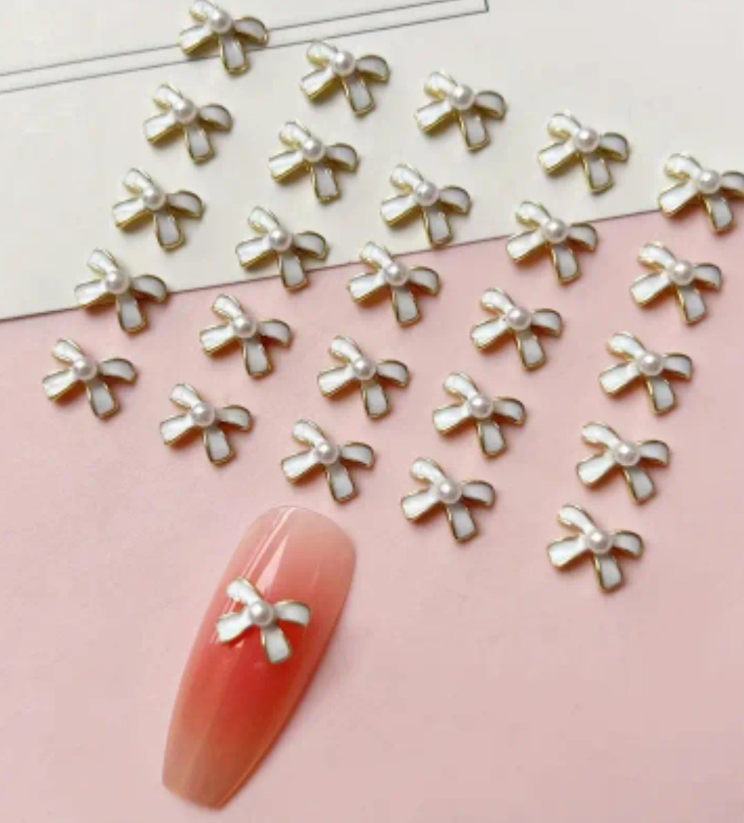 Charms Ongles : Noeuds Blancs Dorés