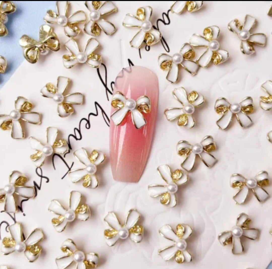 Charms Ongles : Noeuds Blancs Dorés